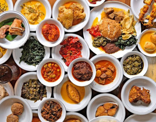 Masakan Minang atau yang sering disebut juga dengan masakan Padang adalah salah satu kekayaan kuliner Indonesia yang terkenal dengan rasa pedas dan kaya rempah.